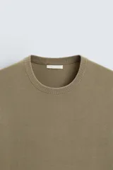 Camiseta color caqui de punto con hilatura de mezcla de algodón, corte recto, cuello redondo y manga corta.