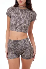 Short tipo boxer de tela elastizada con estampado geométrico en tonos beige y marrón.