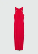 Vestido entallado rojo, largo, con escote redondo, tirantes anchos y cierre delantero con botones.