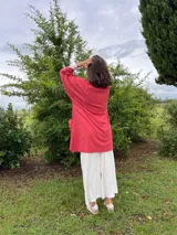 Kimono color camel confeccionado en muselina 100% algodón, con mangas 3/4 y bolsillos frontales.