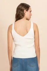 Musculosa de punto color crudo con escote en V y breteles anchos.