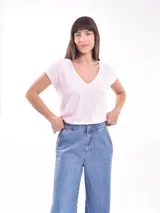 Remera negra de algodón con cuello en V y mangas cortas.