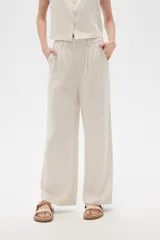 Pantalón de viscosa color beige, de corte ancho y tiro alto, con bolsillos laterales.