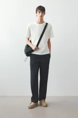 Remera blanca de algodón de peso medio, con cuello redondo ribeteado acanalado y bajo recto.