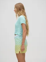 Short tejido a rombos con degradé de celeste a amarillo, calce suelto y pretina elástica combinada.