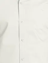 Camisa azul marino de manga larga con cuello abotonado y corte clásico.