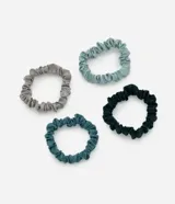 Kit de cuatro elásticos para el pelo tipo mini scrunchie en diferentes tonalidades de verde y gris. Confeccionados en tejido de poliéster con elástico interno para un ajuste suave.