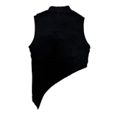 Musculosa negra con cuello alto y corte asimétrico. Presenta un broche removible en forma de estrella plateada.