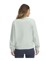Buzo Under Armour de cuello redondo, color gris claro, con logo pequeño estampado en el pecho. Confeccionado en tejido Terry, ideal para usar antes o después del entrenamiento.
