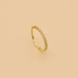 Anillo dorado de oro 10k con hilera de circonias engarzadas.