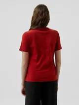 Remera roja de algodón con cuello redondo y estampado frontal con el logo de Tommy Hilfiger en tono sobre tono.