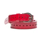 Cinturón de cuero vacuno color rojo brillante con perforaciones decorativas de flores y moños. Hebilla metálica plateada con forma de "D".