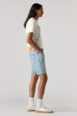 Bermuda de jean celeste de corte recto.