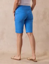 Bermuda color beige en gabardina elastizada, con pretina ancha elastizada, bolsillos simulados en la parte delantera y bolsillos aplicados en la parte trasera.