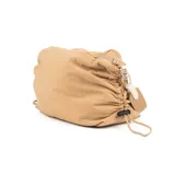 Bandolera color beige de poliéster con correa regulable, cierre superior y logo circular de la marca en el frente.