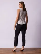 Musculosa color gris claro, de modal elastizado con cuello a la base y corte ajustado.