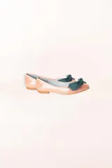 Ballerinas color rosa con lentejuelas y lazo de tul verde botella con lunares dorados. Incluye plantilla intercambiable de lana y piel.