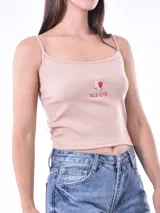 Musculosa color beige con tirantes finos y estampado de cerezas.