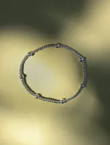 Pulsera elástica de cuentas plateadas de 2 y 4 mm en Plata 925.
