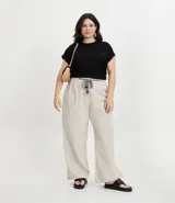 Blusa tipo muscle tee color turquesa, hecha en ribana de viscosa y poliéster, con escote redondo y sin sisas.