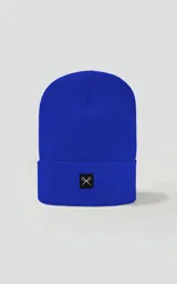 Gorro de lana azul con logo de la marca en etiqueta negra.