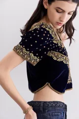 Top corto de terciopelo azul marino con escote redondo y mangas cortas. Presenta apliques bordados en hilo de lurex dorado, piedras y mostacillas.