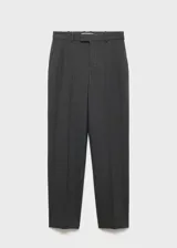 Pantalón de vestir gris oscuro con finas rayas verticales, tiro medio, corte recto y largo.