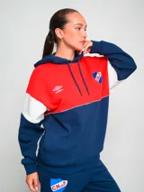 Hoodie de fútbol Umbro del Club Nacional de Football, con capucha y cordones ajustables. Diseño a bloques de color rojo, blanco y azul marino. Incluye logo de Umbro y escudo del club en el frente.