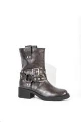 Bota corta negra de cuero sintético con hebillas metálicas y suela track.