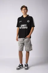 Bermuda de jean celeste, corte mom y estilo carpintero, con bolsillos laterales y traseros.