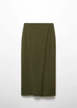 Falda midi color verde musgo de tejido de punto fino, con diseño cruzado, tiro alto, corte recto, cintura elástica y abertura lateral.