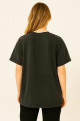 Remera gris oscuro con estampa frontal con la frase "Punk is not dead" en letras rosas y blancas.