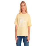 Remera amarilla de corte boxy con estampado de Caterpillar en el frente.