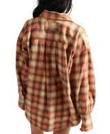 Camisa de franela de algodón con estampado de cuadros en tonos naranja, verde claro y gris. Presenta un corte amplio, cuello camisero, botones frontales y bolsillo de parche en el pecho izquierdo.