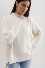 Sweater gris de punto con cuello alto y diseño de líneas horizontales en relieve.