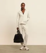 Pantalón deportivo de algodón color gris claro, con cintura elástica, frisos delanteros y corte holgado.