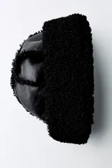 Gorro negro combinado en tejido efecto piel y efecto borreguillo.