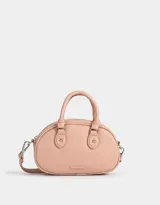 Cartera bowling color rosa viejo de cuerina con correa regulable desmontable, manijas superiores, doble cierre superior y tag de metal.