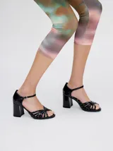 Sandalias negras de charol con múltiples tiras finas cruzadas en el empeine, pulsera al tobillo con hebilla y tacón bloque de 8 cm.
