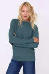 Sweater negro de punto con cuello redondo y mangas largas de corte murciélago.