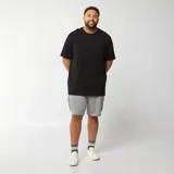 Short deportivo gris con bolsillos laterales y corte holgado.