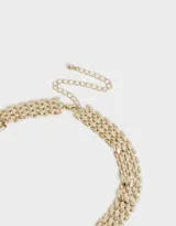 Collar corto dorado con cadena de eslabones de metal de tira ancha y cierre de mosquetón.