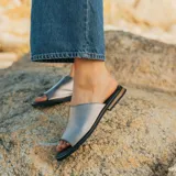 Sandalias bajas de cuero vacuno color negro, con suela de goma y horma de punta redonda. Producto de horma chica, se recomienda pedir un talle más.