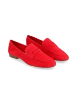 Zapato rojo de mujer, tipo mocasín, con detalles de costura y suela baja.