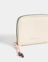 Billetera negra de cuerina con cierre circundante y tirador de cordón y goma.