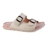 Sandalias bajas color rosa, con doble tira en el empeine y hebillas metálicas.