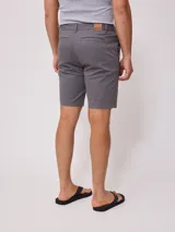 Bermuda color beige, de corte recto, con bolsillos laterales y traseros.