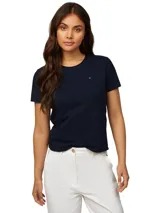 Remera azul marino de algodón con cuello redondo y logo de Tommy Hilfiger bordado en el pecho.