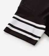 Remera deportiva azul con cuello en V, mangas cortas y estampado de fútbol americano con el número 97 en blanco y rayas blancas en las mangas.