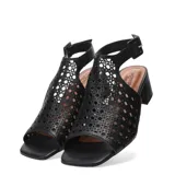 Sandalias negras de cuero calado con diseño geométrico, taco bloque y pulsera con hebilla.